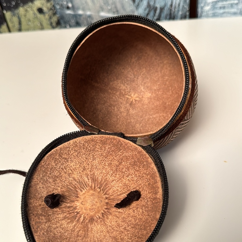 Zippered carved coconut purse - Picture 3 of 3